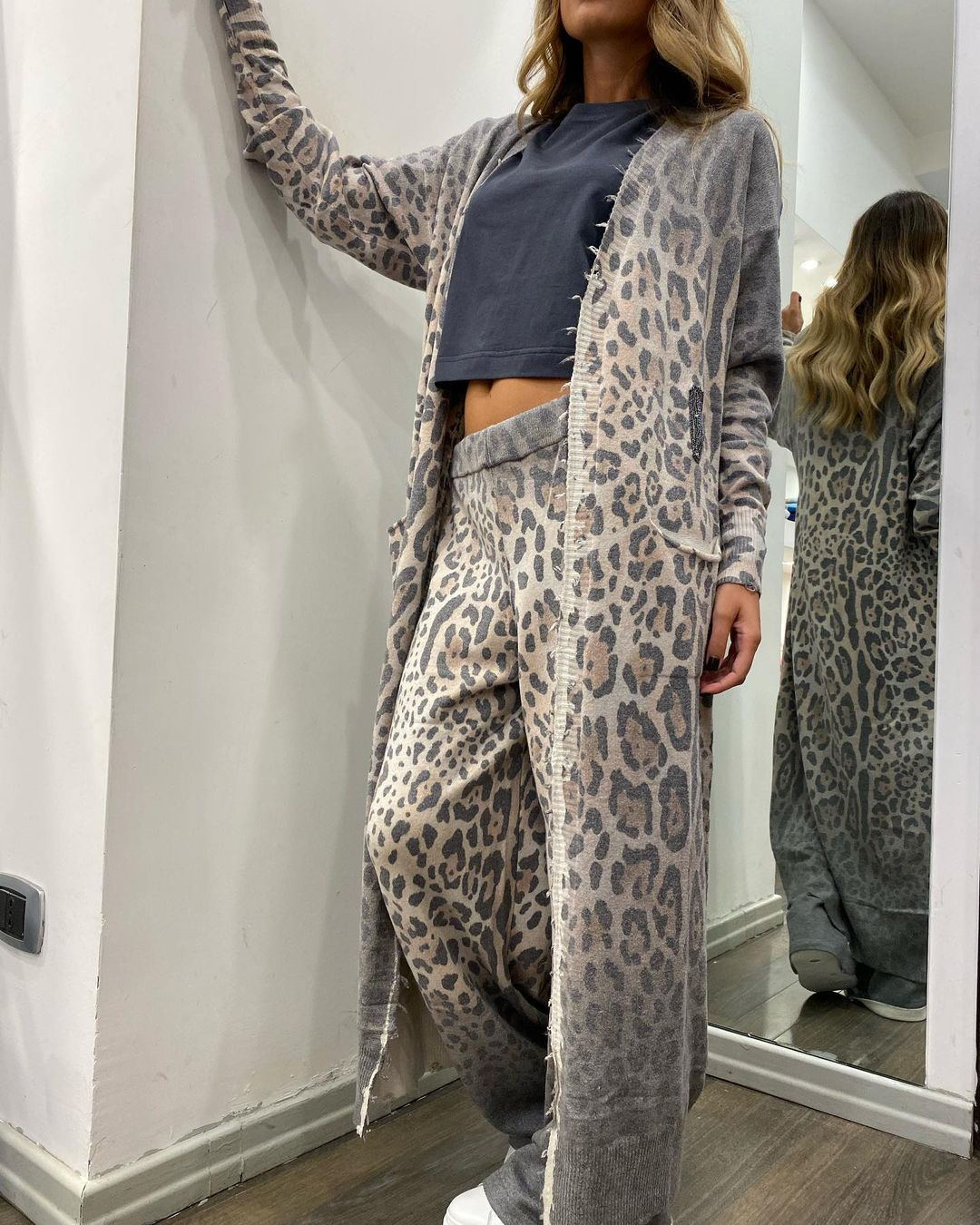 Eileen - Kortermet cardigan med leopardmønster, lommer og bukse med stretch i midjen